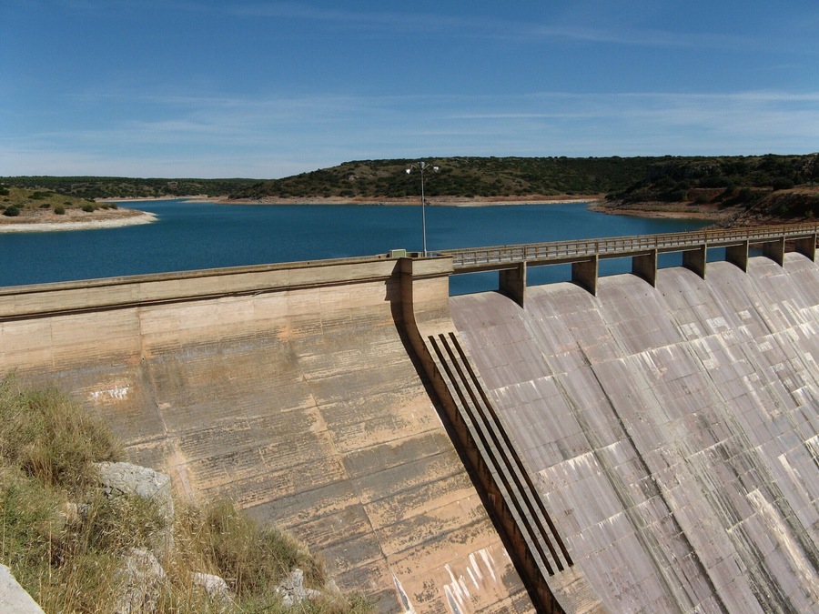 Pantano junto al Castillo de Peñarroya Argamasilla de Alba. Provincia de Ciudad Real. Castilla-La Mancha España
