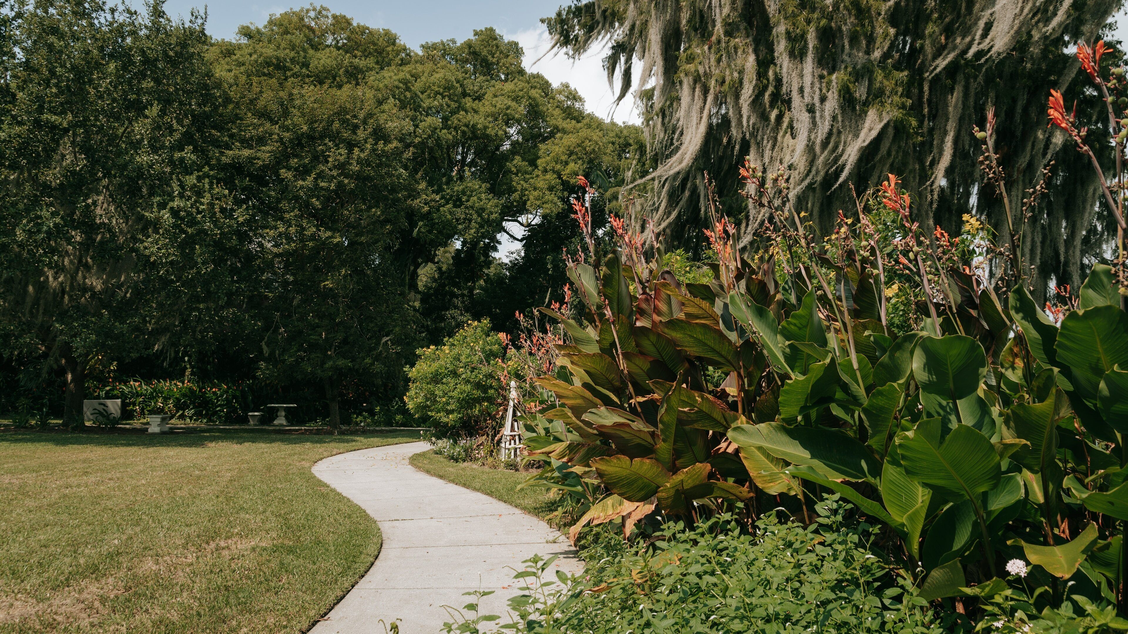 Albin Polasek Museum and Sculpture Gardens showing a garden and wildflowers