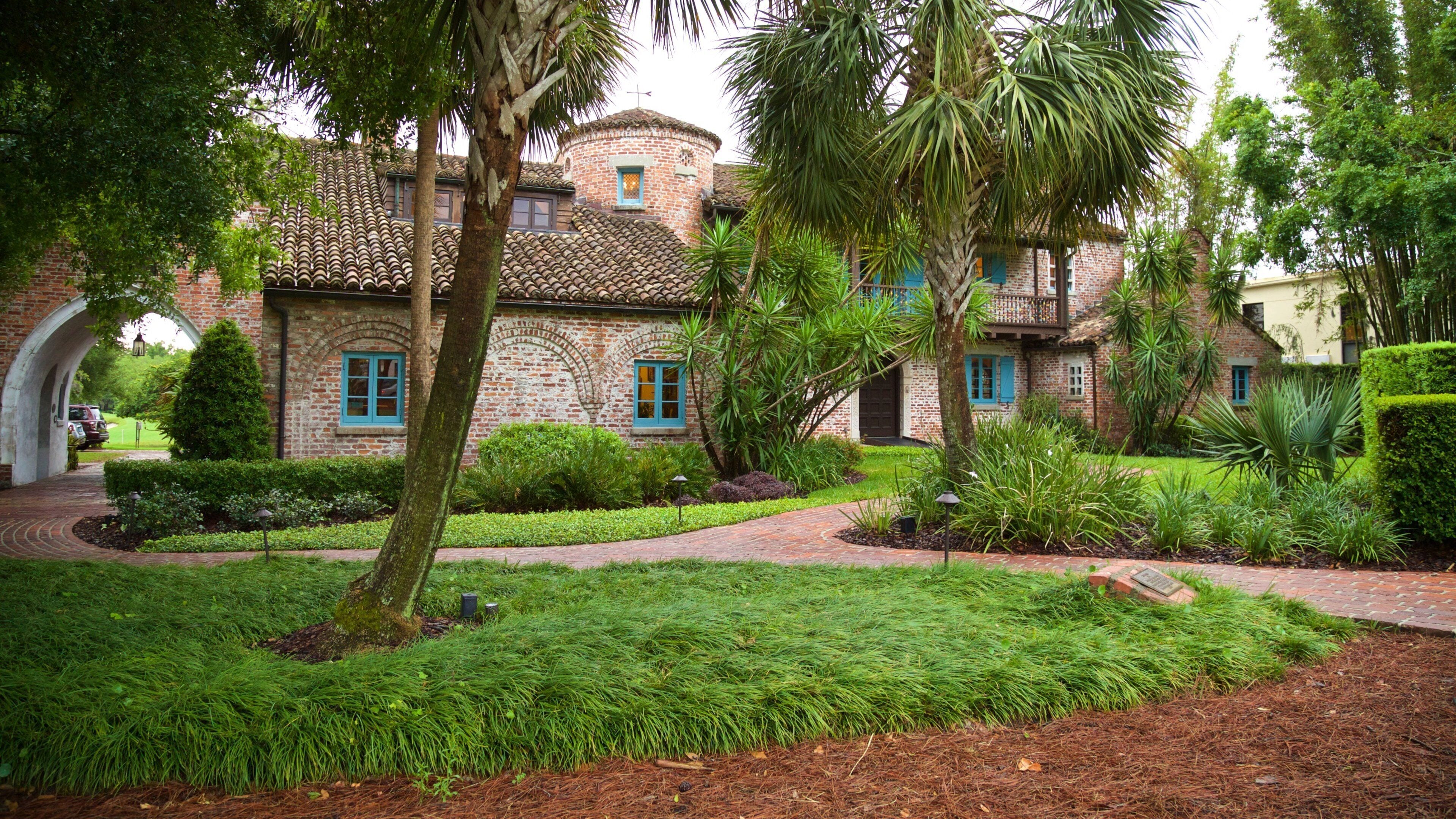 Casa Feliz Historic Home Museum showing a house and a garden