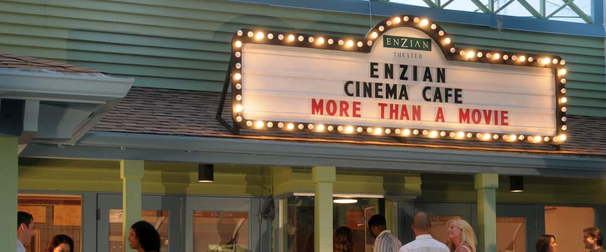 Orlando featuring café scenes, signage and theatre scenes