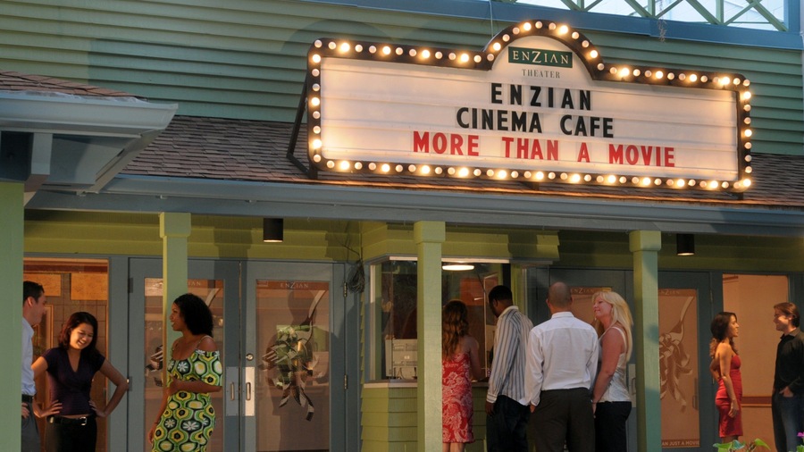 Orlando featuring theatre scenes, signage and café scenes