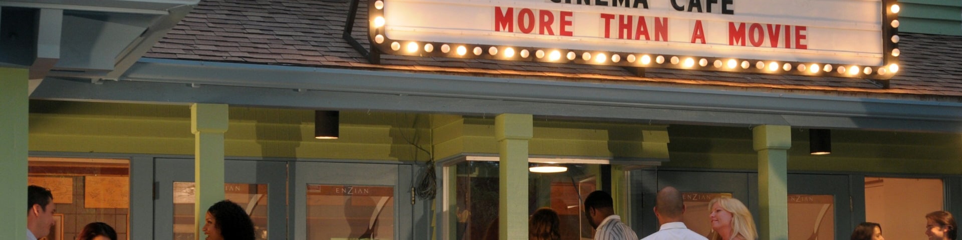 Orlando caracterizando estilo de vida de cafeteria, cenas de teatro e sinalização