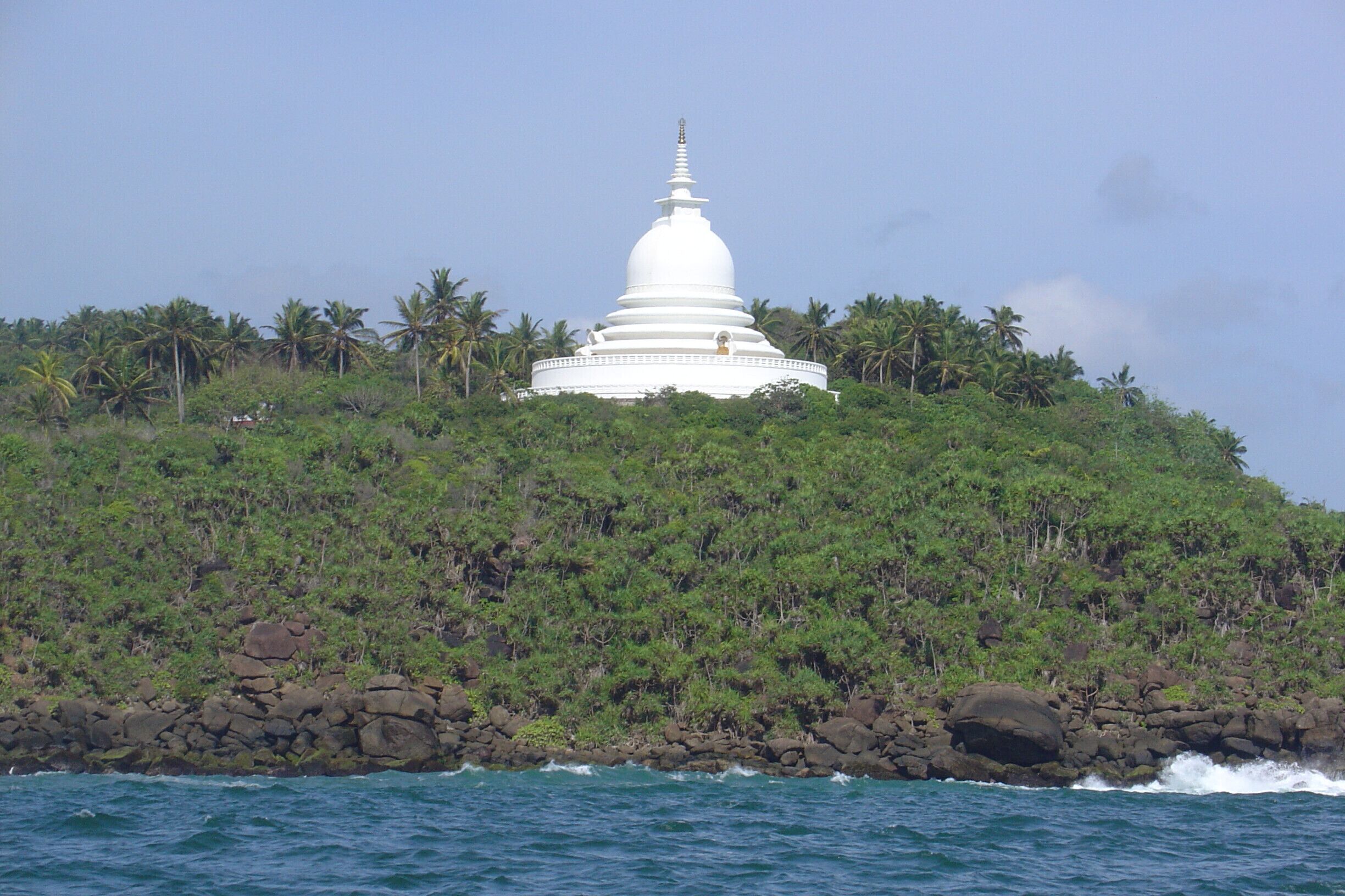 Peace Pagoda, built single-handedly by a Japanese Buddhist monk. The view from "Sama Jaytie" is breathtaking, overlooking the bay of Unawatuna all the way to the historic World Heritage Site Galle Fort.