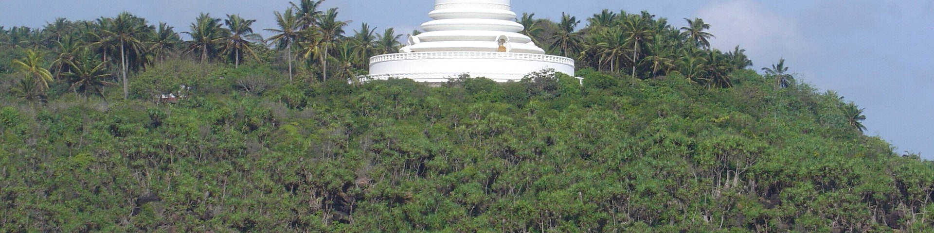 Peace Pagoda, built single-handedly by a Japanese Buddhist monk. The view from "Sama Jaytie" is breathtaking, overlooking the bay of Unawatuna all the way to the historic World Heritage Site Galle Fort.