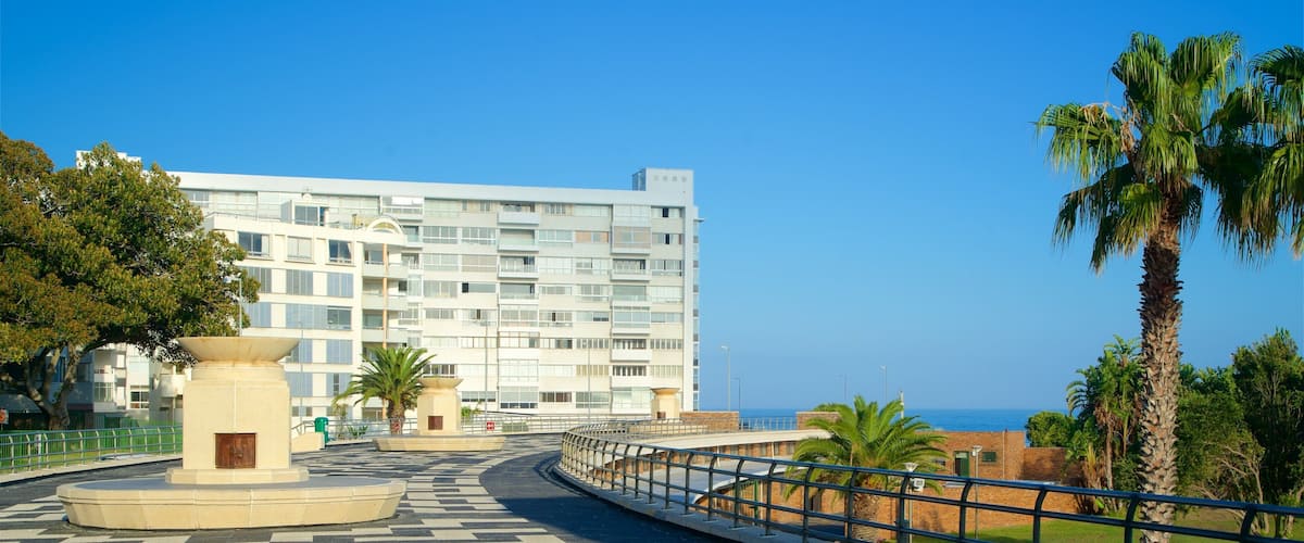 Sea Point Pavillion montrant ville, pont et art en plein air