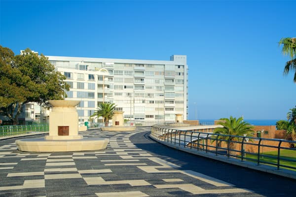 Sea Point Pavillion montrant ville, pont et art en plein air