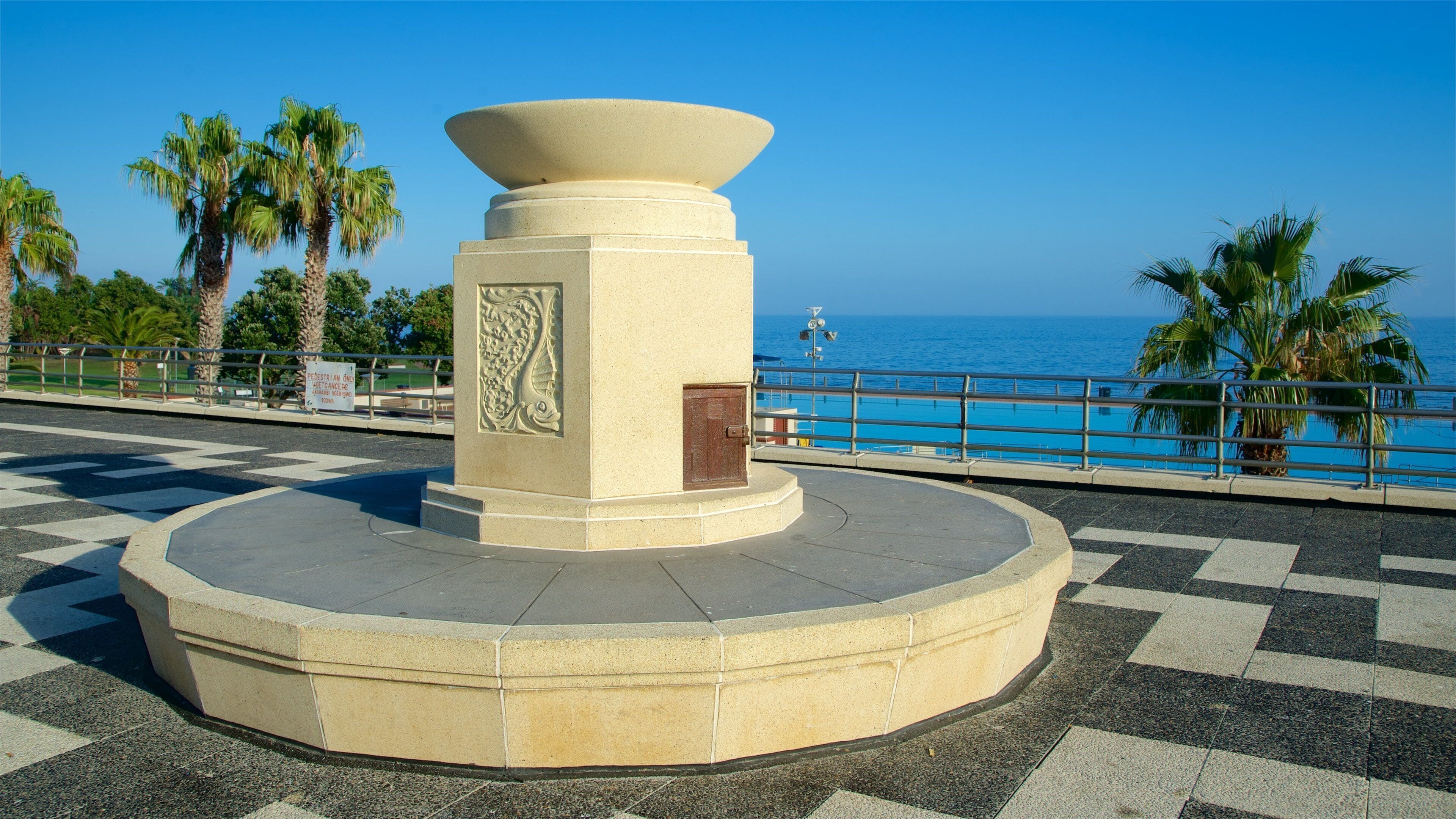 Sea Point Pavillion showing outdoor art