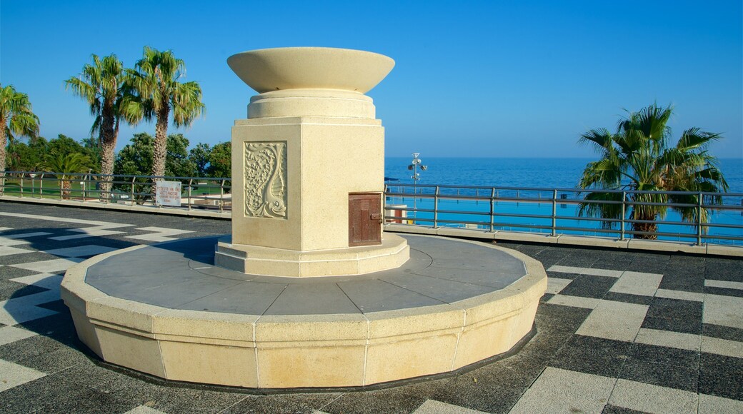 Sea Point Pavillion showing outdoor art