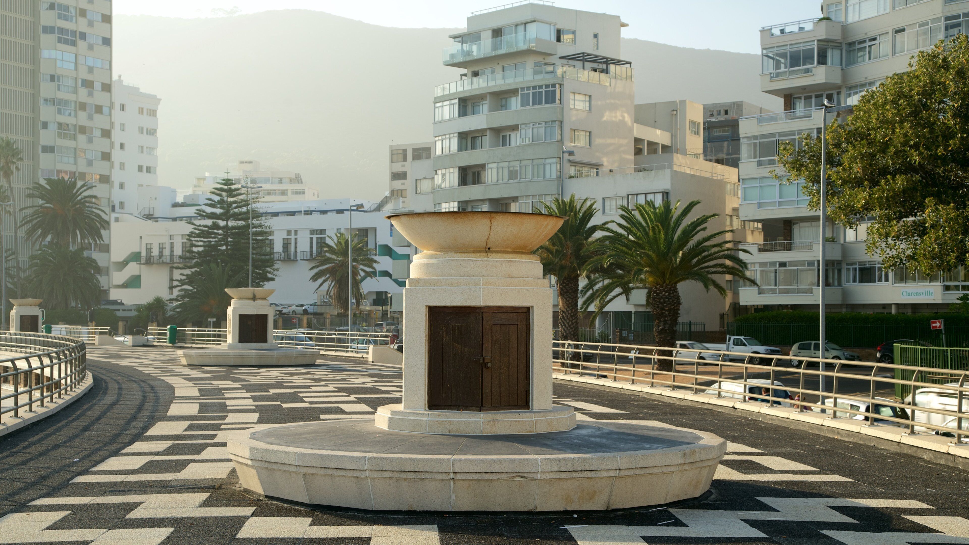 Sea Point Pavillion caracterizando uma cidade, uma ponte e arte ao ar livre