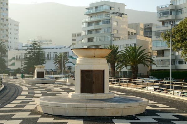 Sea Point Pavillion que incluye una ciudad, un puente y arte al aire libre