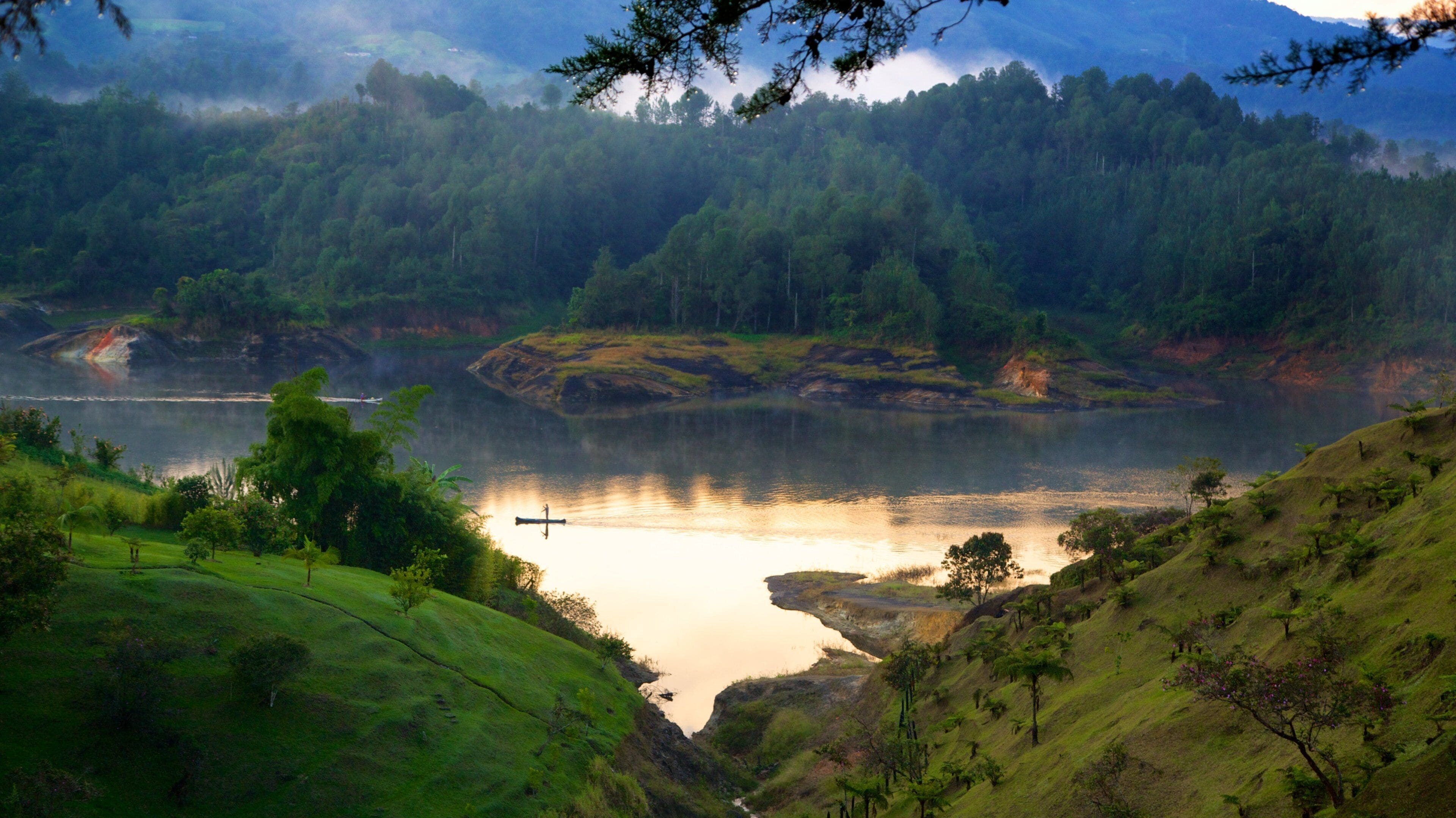 Monolithe Peñón de Guatapé qui includes scènes forestières, scènes tranquilles et rivière ou ruisseau