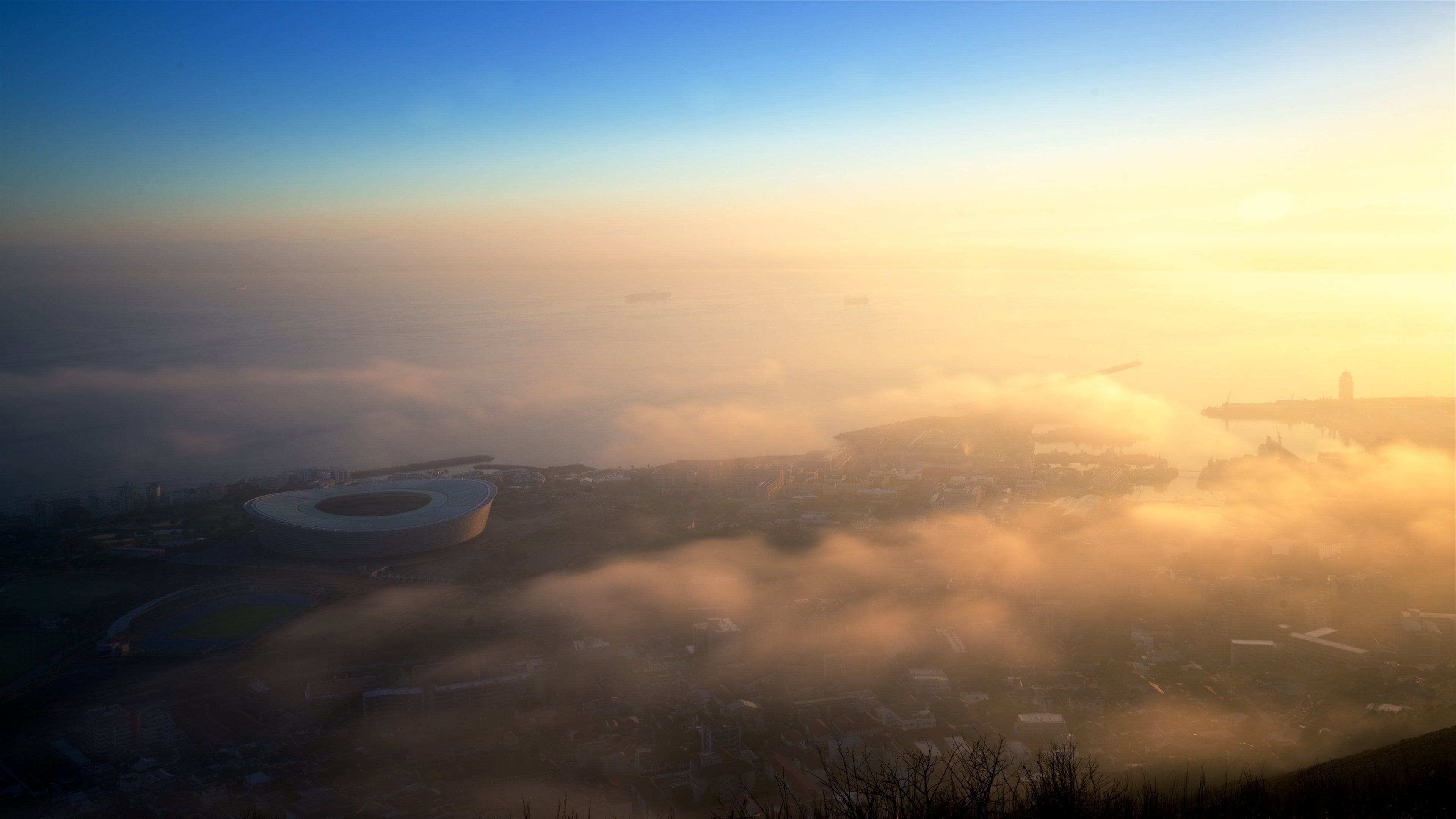 ซิกแนล ฮิลล์ เนื้อเรื่องที่ เมือง และ พระ  อาทิตย์ตก