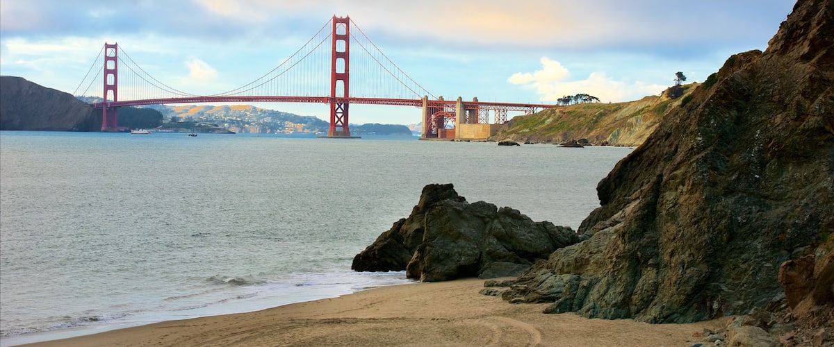 Playa China ofreciendo una playa, vista general a la costa y un puente colgante o una pasarela