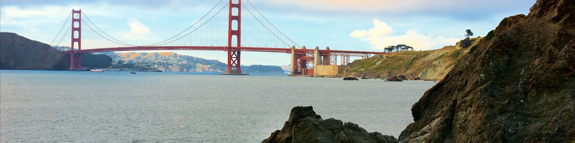 Playa China mostrando una playa, un puente colgante o pasarela en las copas de los árboles y vistas generales de la costa