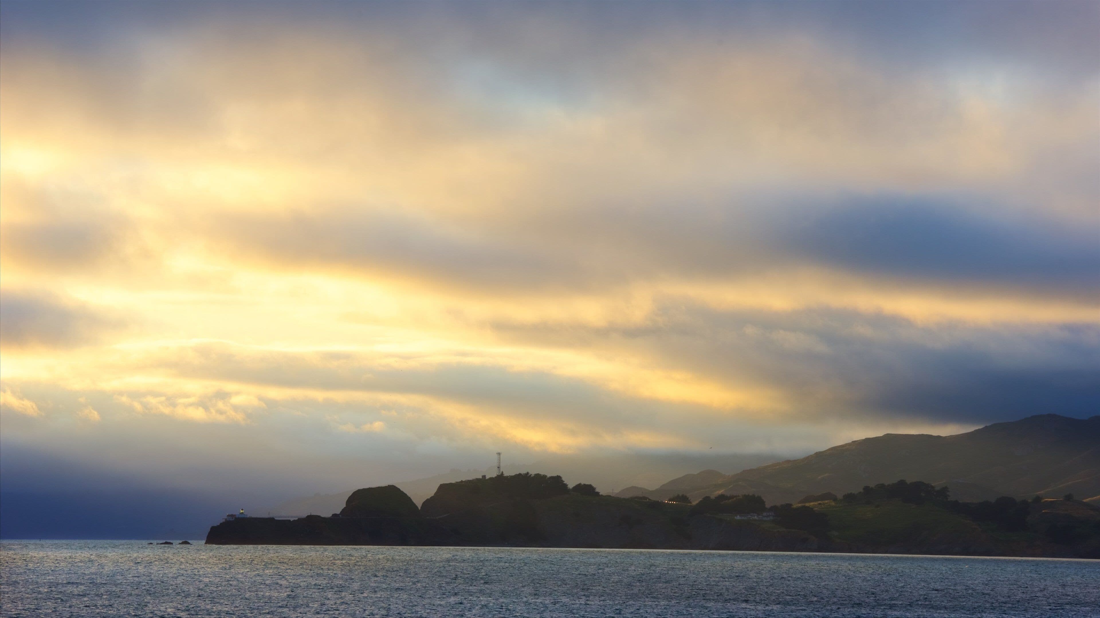 China Beach som viser innsjø, solnedgang og landskap