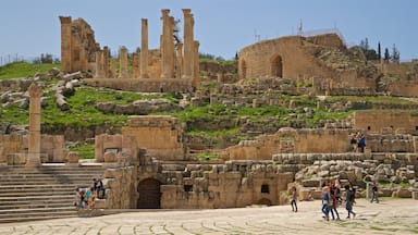 Jerash montrant patrimoine architectural et ruine aussi bien que petit groupe de personnes