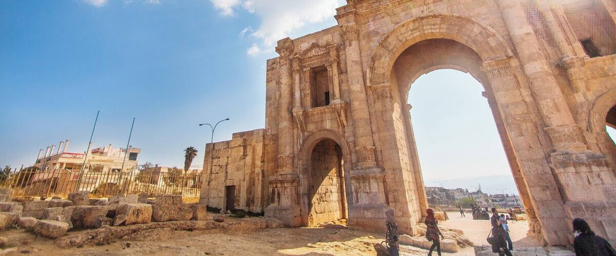 Though everyone travels to Petra, Jerash is a hidden gem in Jordan. Located to the north of Amman, this city has been inhabited since the bronze age
#stunningstructures #jerash #jordan