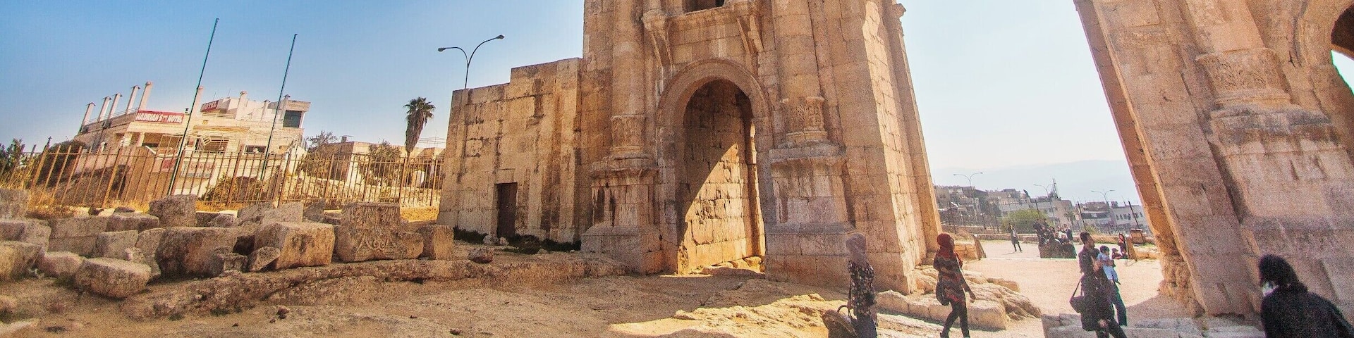 Though everyone travels to Petra, Jerash is a hidden gem in Jordan. Located to the north of Amman, this city has been inhabited since the bronze age
#stunningstructures #jerash #jordan