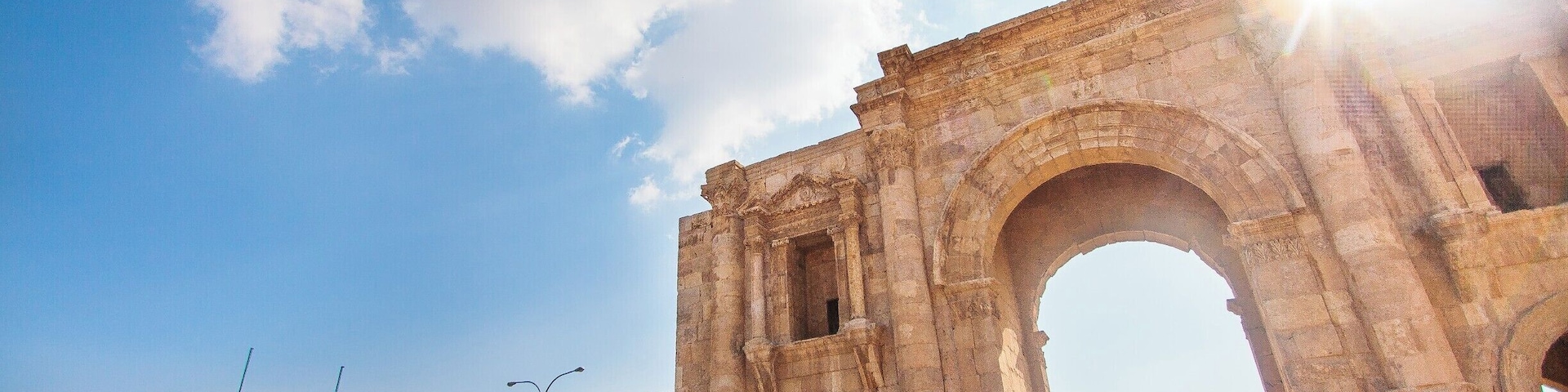Though everyone travels to Petra, Jerash is a hidden gem in Jordan. Located to the north of Amman, this city has been inhabited since the bronze age
#stunningstructures #jerash #jordan