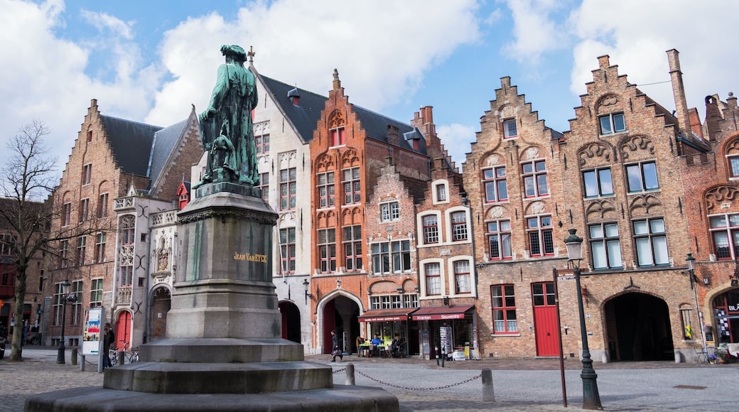 A nice peaceful square in Brugges. The buildings.....oh the building's.
#beautifulbuildings #brugge #belgium