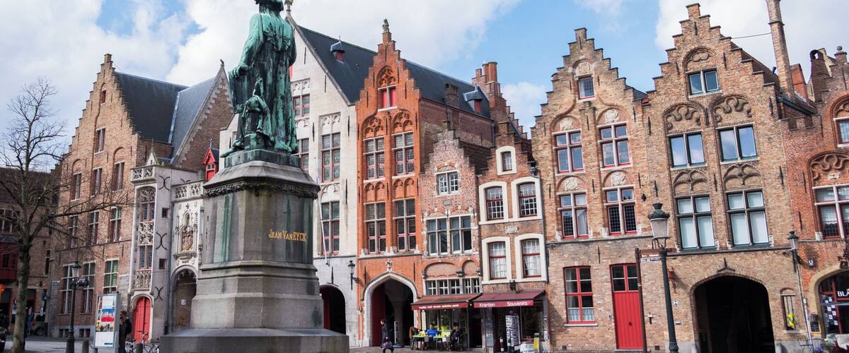 A nice peaceful square in Brugges. The buildings.....oh the building's.
#beautifulbuildings #brugge #belgium