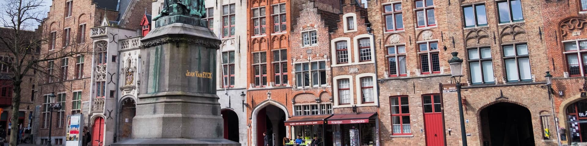 A nice peaceful square in Brugges. The buildings.....oh the building's.
#beautifulbuildings #brugge #belgium