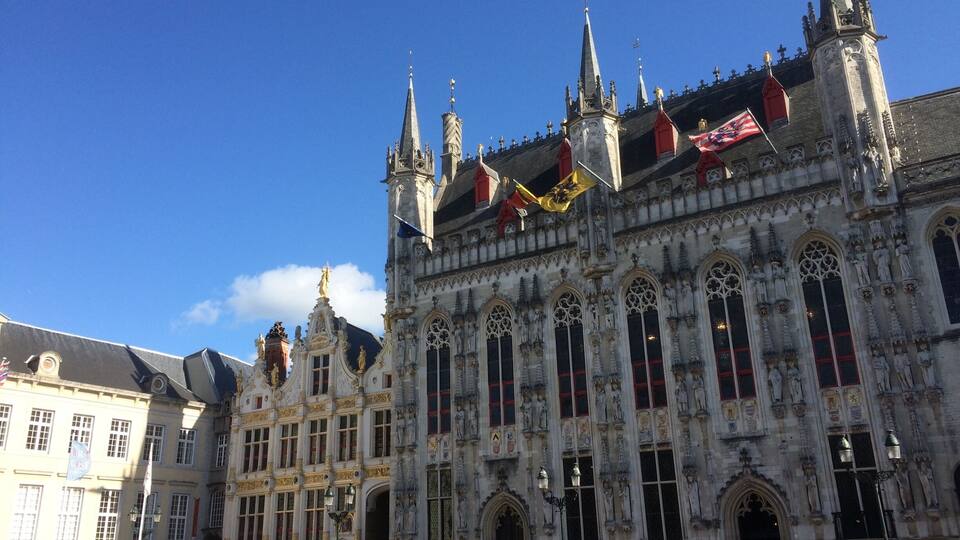 Een historisch gebouw met versierde architectuur, waaronder puntige torens en beelden.