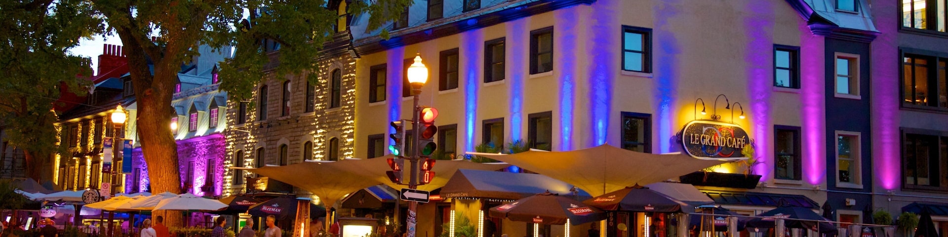 Grande Allee caracterizando cenas de rua, uma cidade e jantar ao ar livre