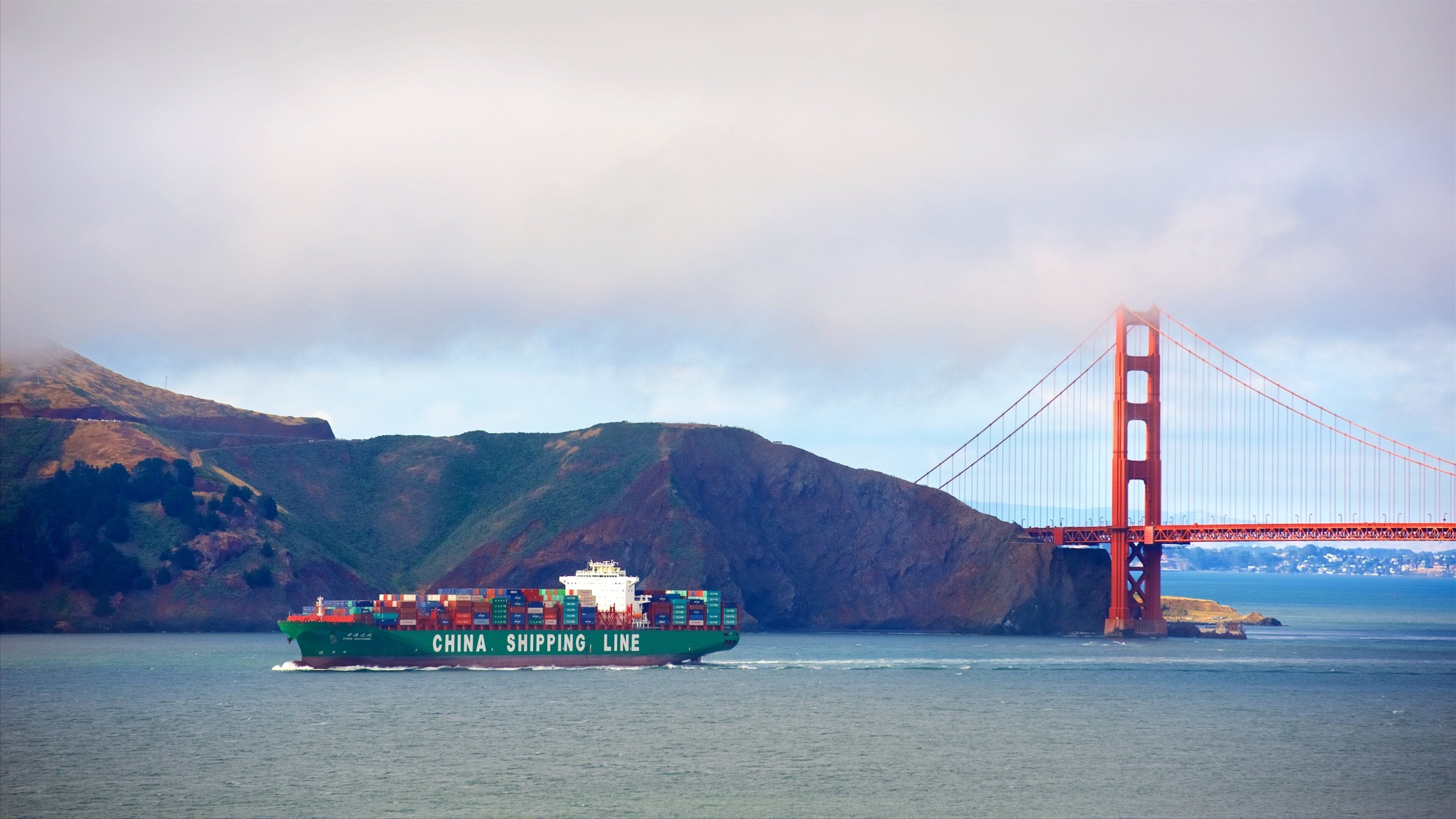 Land\'s End showing a lake or waterhole, boating and mist or fog