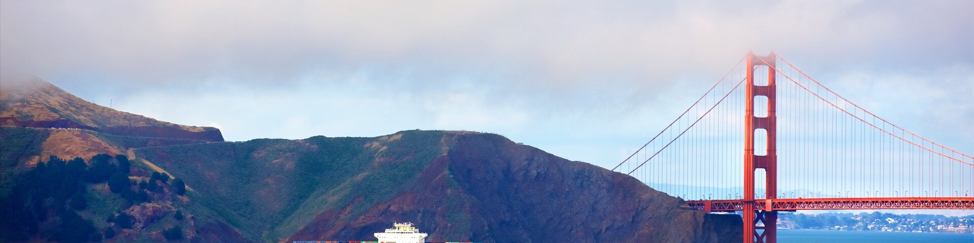 Parque Land\'s End ofreciendo niebla, embarcaciones y un puente