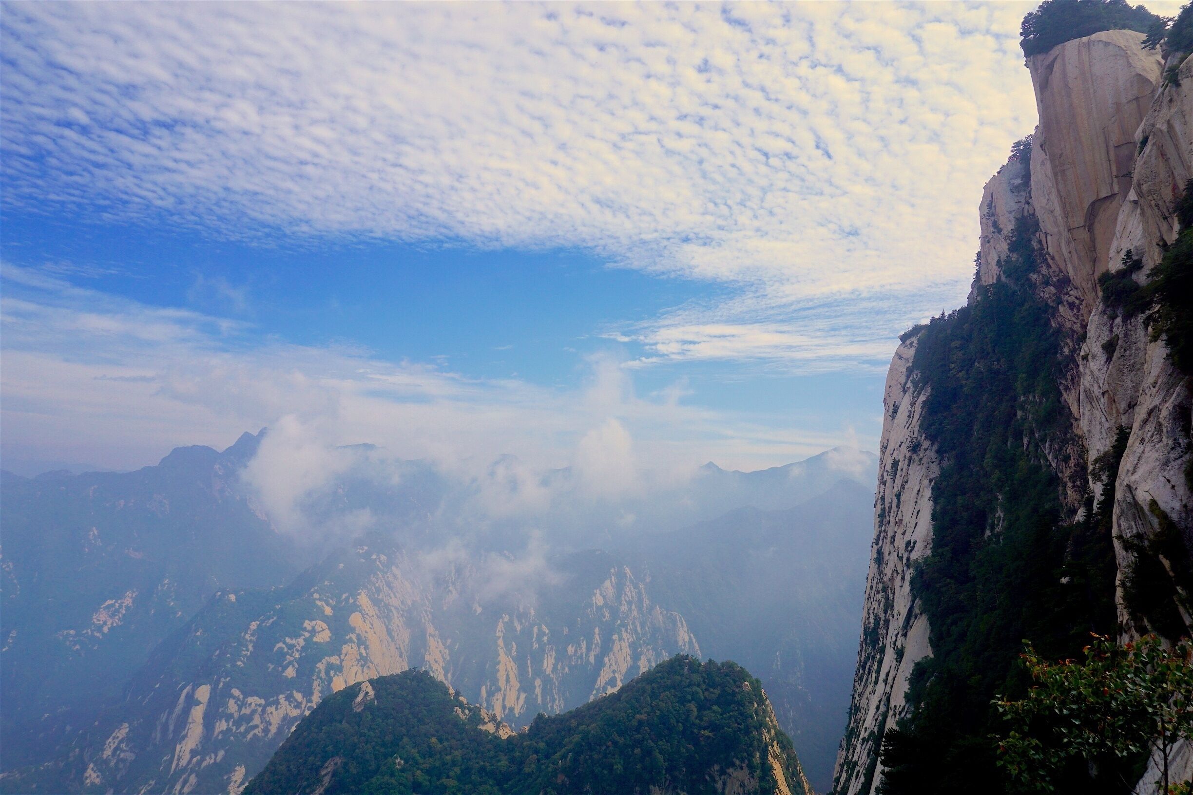 So many epic spots on the hike to the Mt Huanshan summits 

#mountains
#china
#travel 