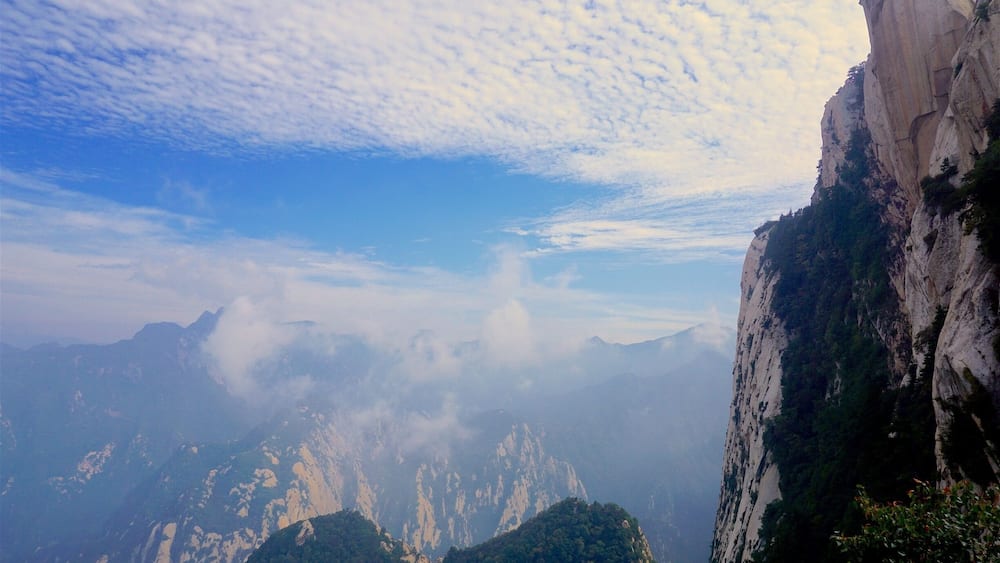 So many epic spots on the hike to the Mt Huanshan summits
#mountains
#china
#travel