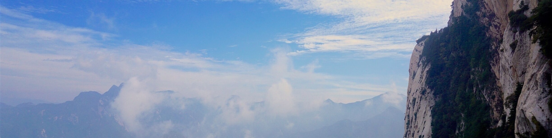 So many epic spots on the hike to the Mt Huanshan summits
#mountains
#china
#travel