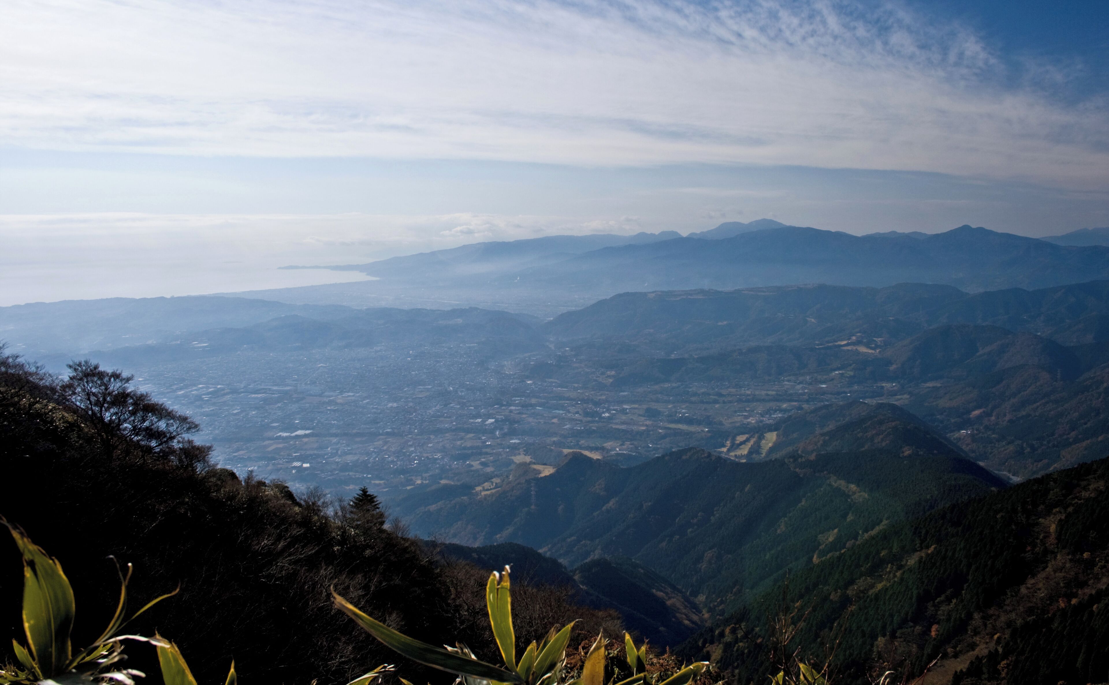丹沢山地・二ノ塔付近より秦野盆地(手前) と箱根山(奥)