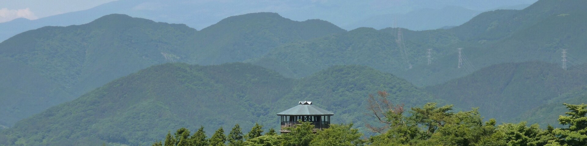 神奈川県道70号秦野清川線から見た菜の花台と富士山(神奈川県秦野市)。ヤビツ峠。