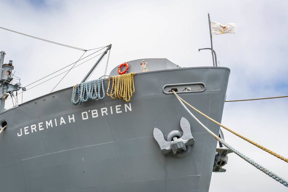 Skibet Jeremiah O'Brien med reb og en redningskrans på dækket.