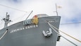 El barco Jeremiah O'Brien con cuerdas y un flotador en su cubierta.