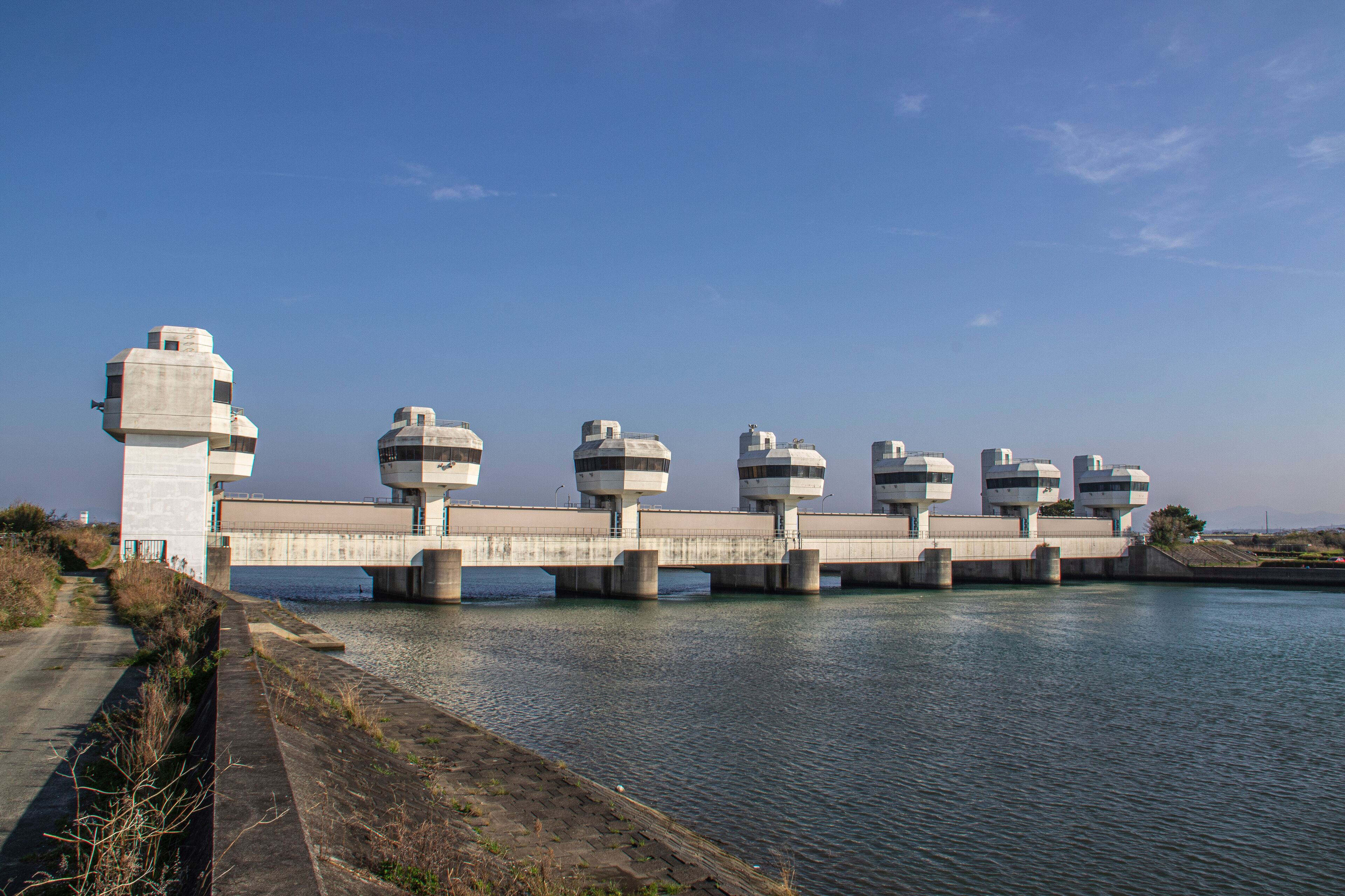 Comporta do rio ao lado da pista de treinamento de motorista da Cidade de Iwata Japan