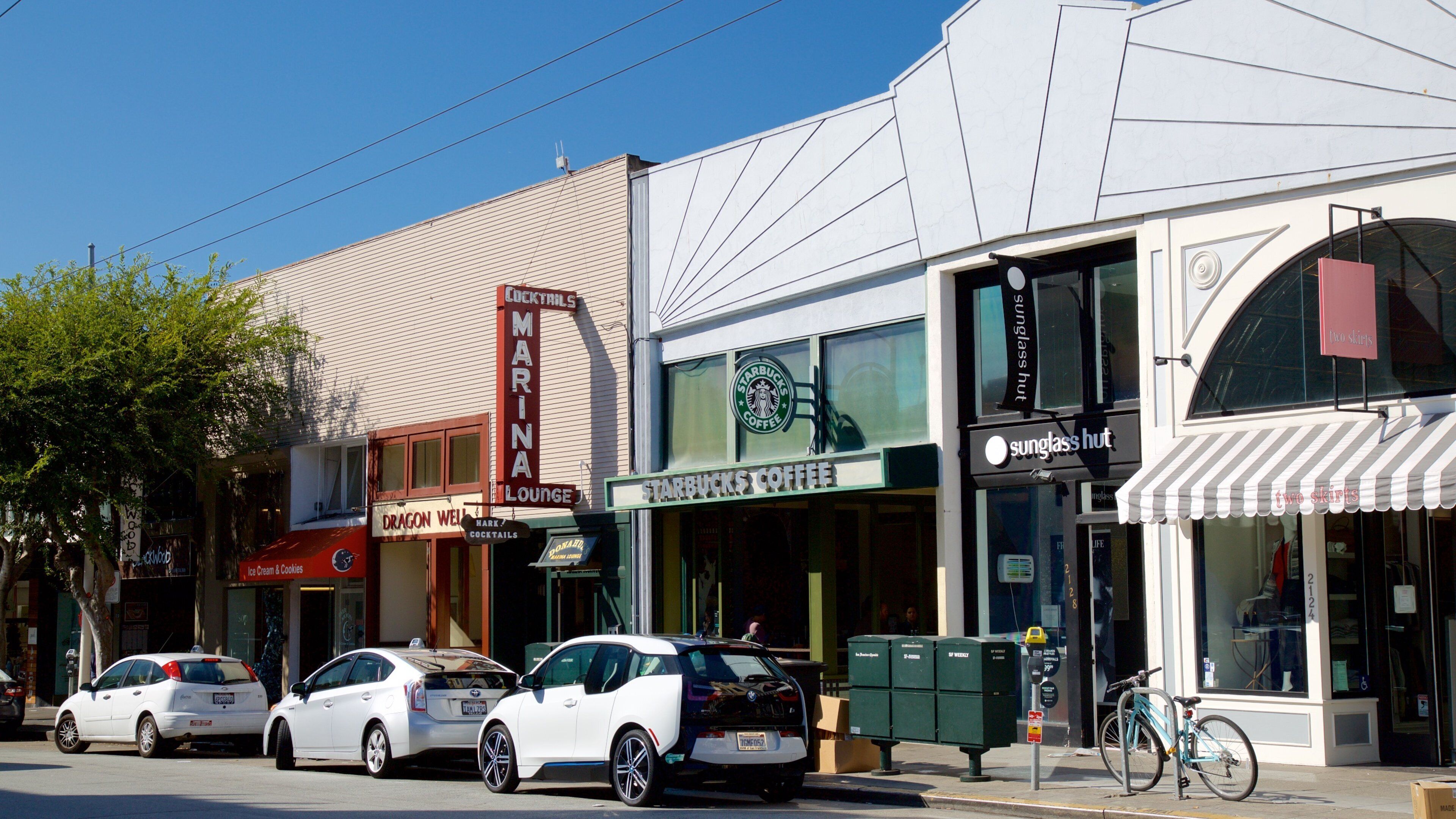 Cow Hollow som omfatter gadeliv, skiltning og en by