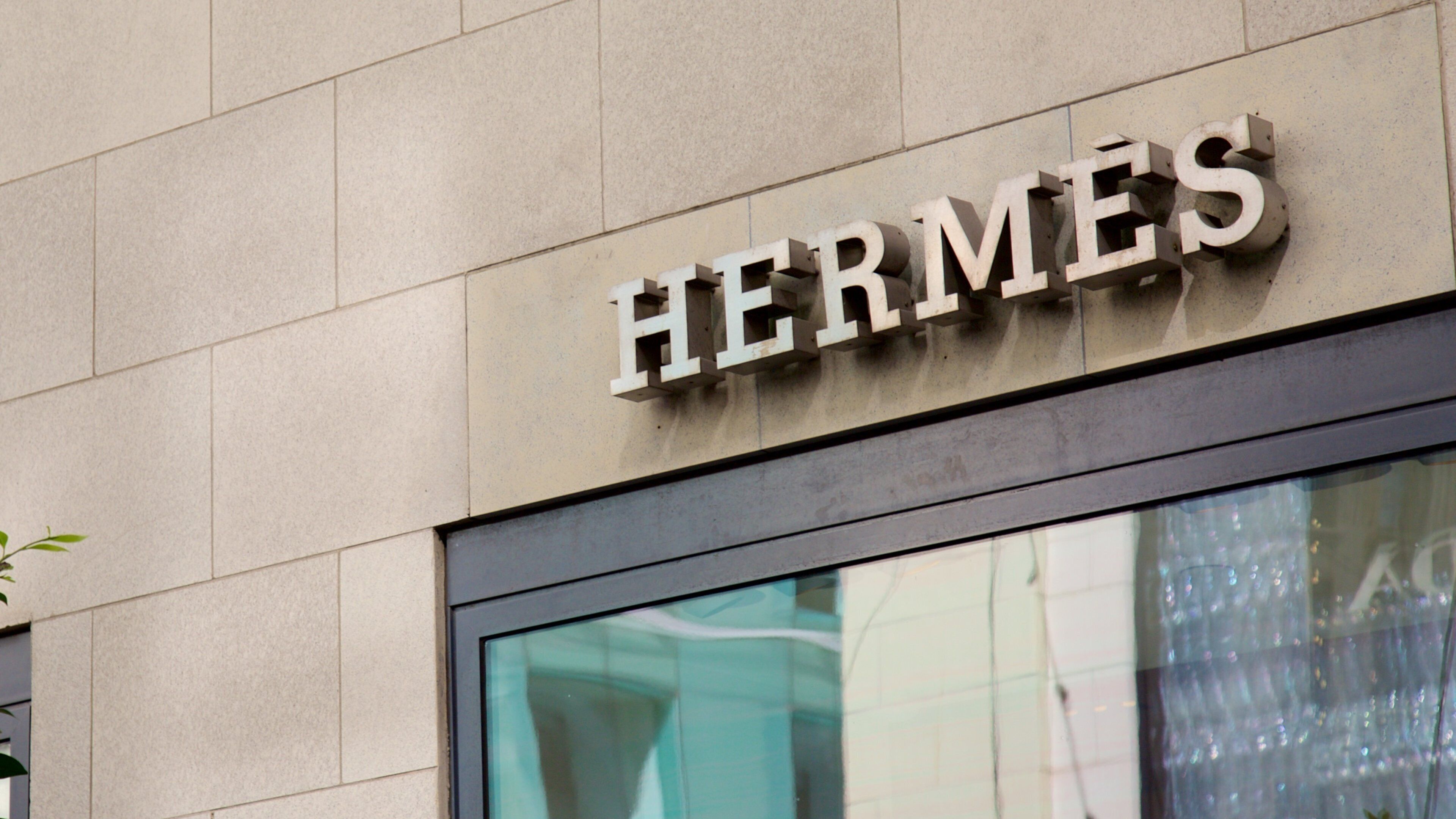 Maiden Lane som viser en by, det centrale forretningsområde og skiltning