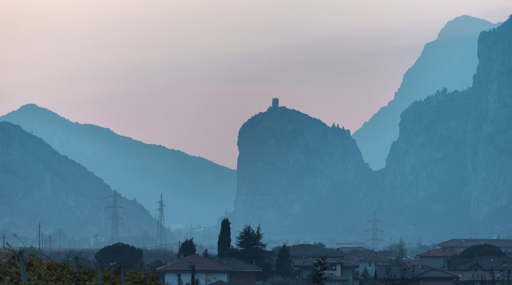 Castello di Arco visto da Dro, Trento, Italia