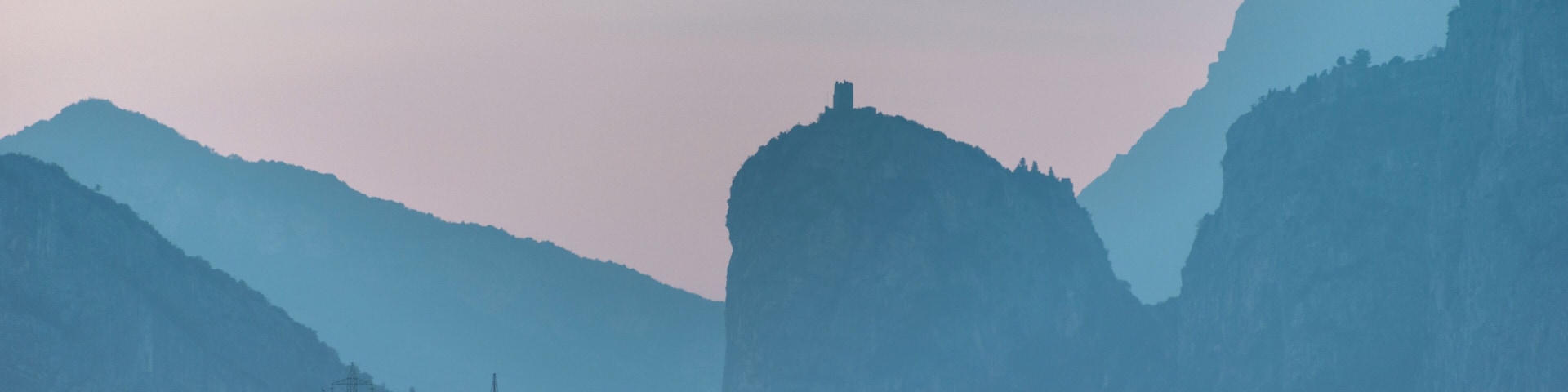 Castello di Arco visto da Dro, Trento, Italia