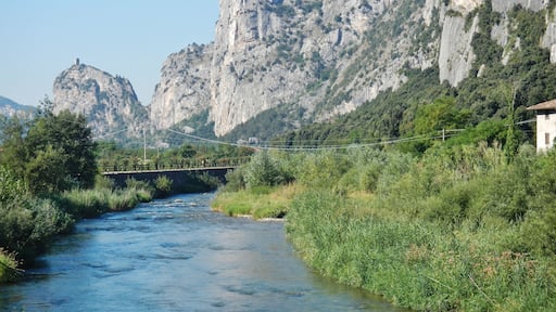 Blick über den Fluss Sarca zum Castello di Arco