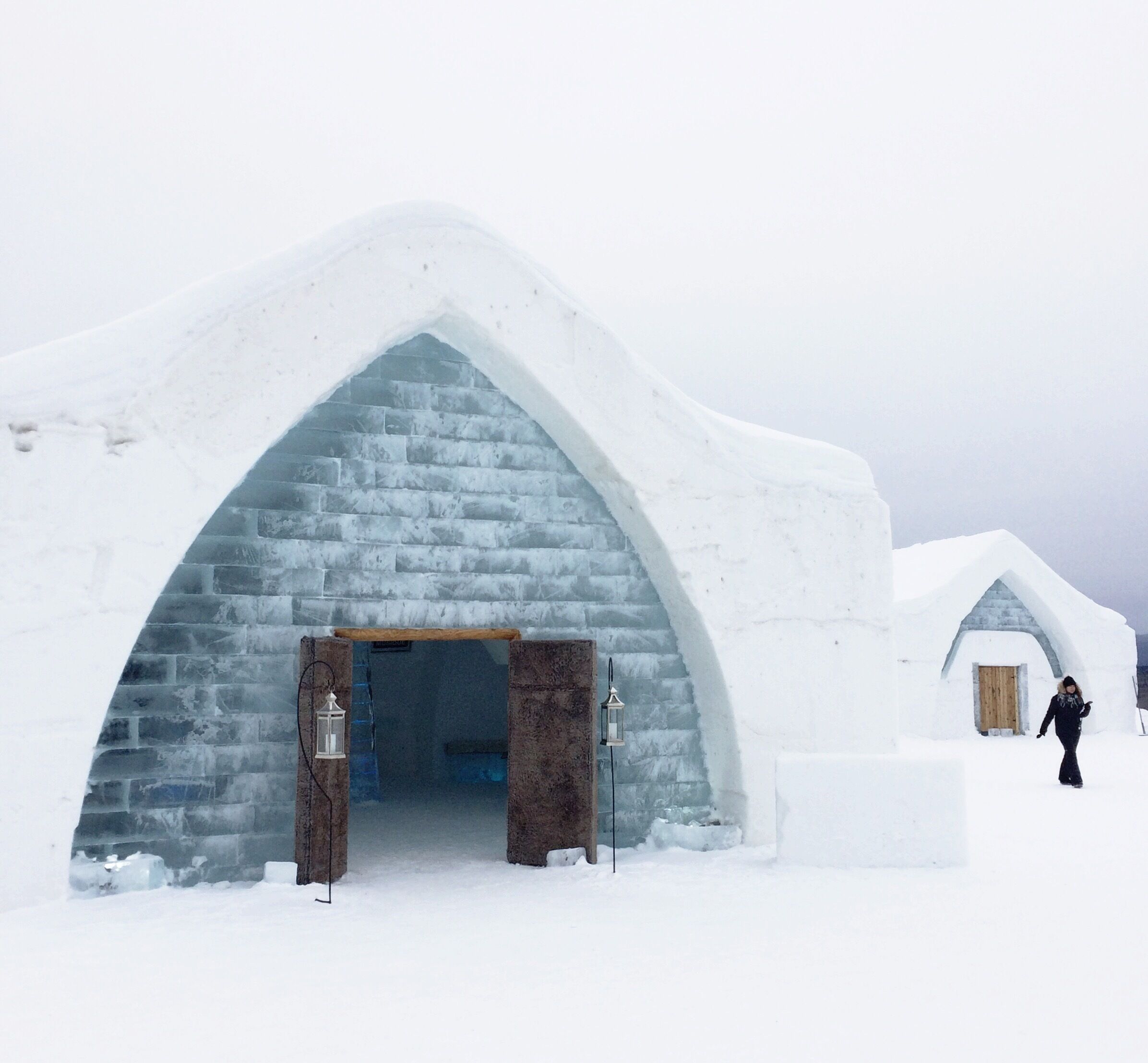 ❄️L'hôtel de Glace❄️
"all the ice is edible, but I don't recommend to lick it though" -Tour Guide 🚶🏼‍♀️
#lifeatexpedia 

#trover #quebeccity #marketvisit 