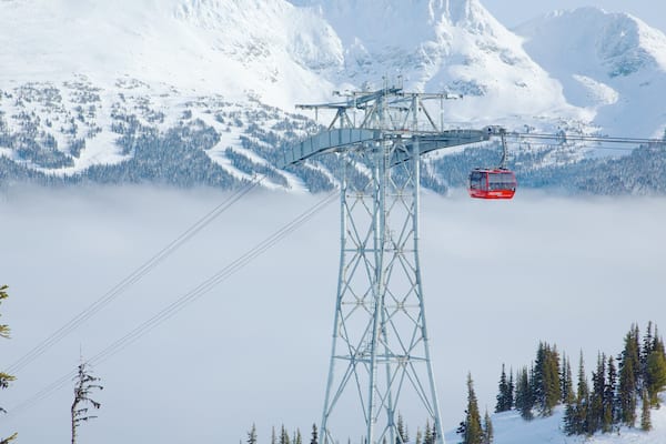 Peak 2 Peak Gondola qui includes montagnes, neige et brume ou brouillard
