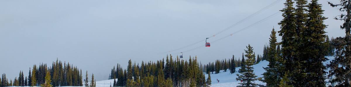 Peak 2 Peak Gondola welches beinhaltet Berge, Landschaften und Nebel