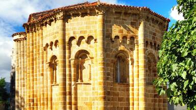 Entrada de la iglesia en Vallejo de Mena