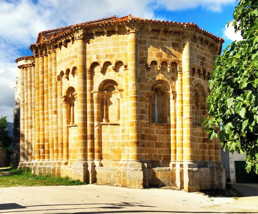 Entrada de la iglesia en Vallejo de Mena