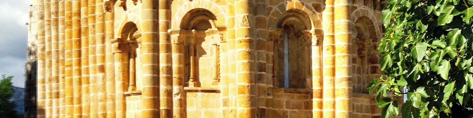 Entrada de la iglesia en Vallejo de Mena