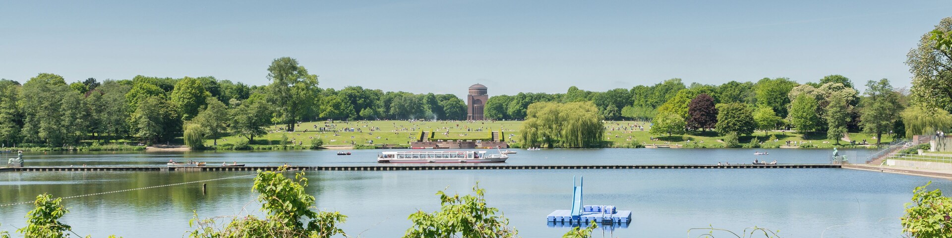 This is a photograph of an architectural monument. It is on the list of cultural monuments of Hamburg, no. 22023